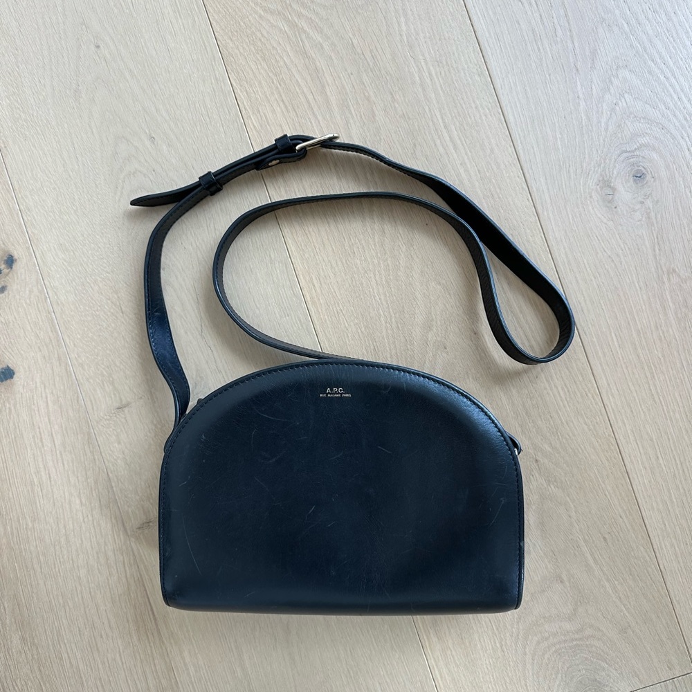 APC Demi lune / half moon bag, black